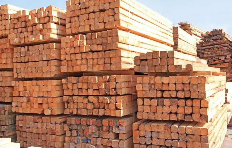 Madera dimensionada bruta apilada